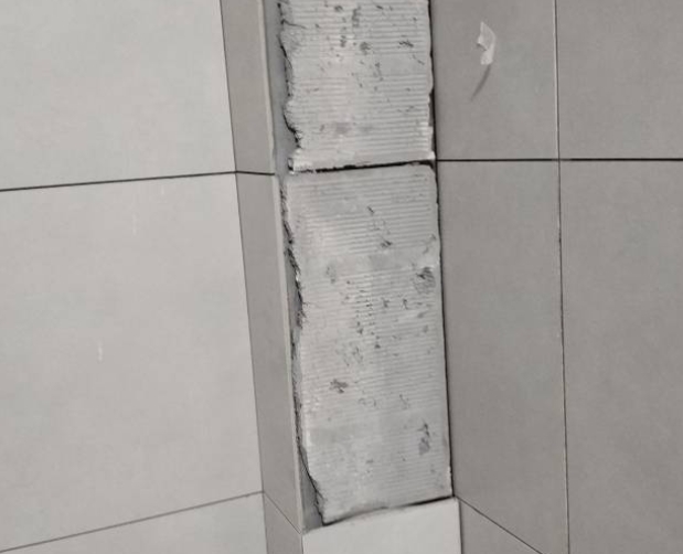 莱州瓷砖空鼓维修公司分享下瓷砖施工前基层浇水润湿程度不足，可能导致以下问题