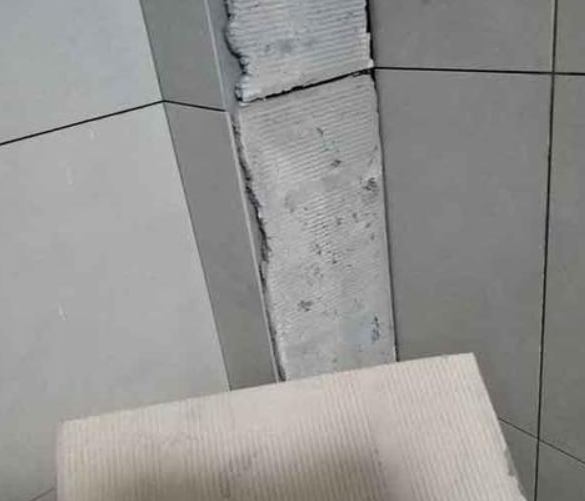 莱州瓷砖空鼓维修公司分享下厨房瓷砖脱落的补救措施。